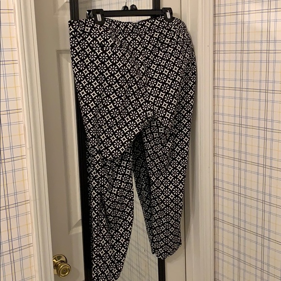 Old Navy Diva stretch slim ankle pants B/W - Picture 4 of 4